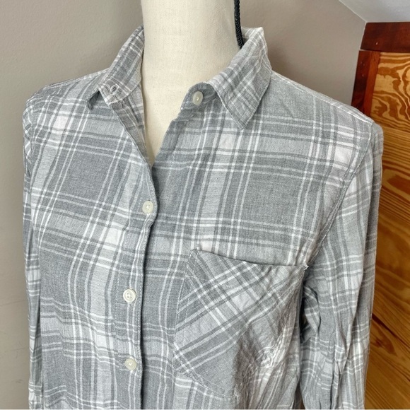 Old Navy The Classic Shirt Grey Plaid Button Up Flannel Shirt Medium - Picture 4 of 9